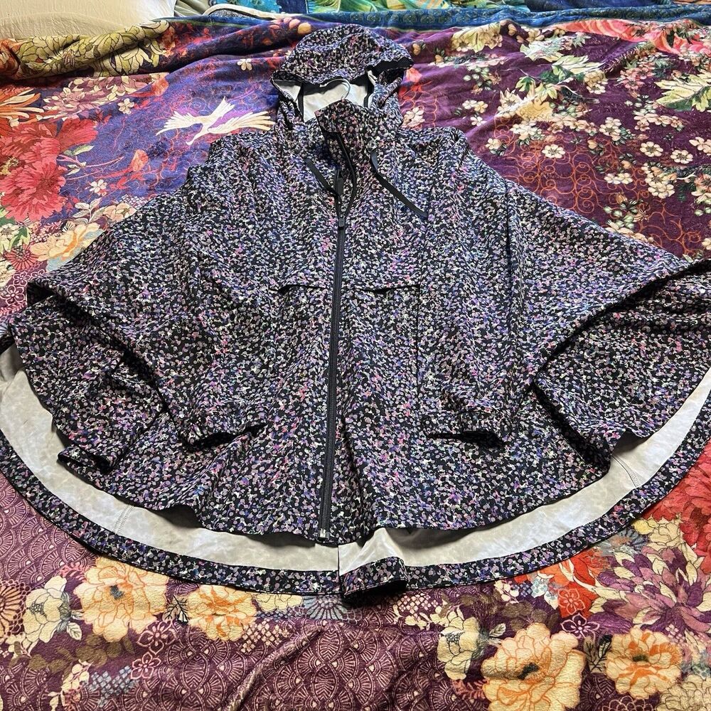 Lululemon SEAWHEEZE Horizon Runners Cape M/L Hooded Reflective Rainbow Jacket - Picture 2 of 15